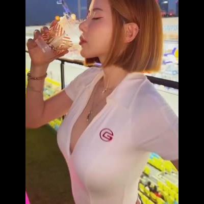 삐끼삐끼 추는 DJ 소다 카라 하이레그 V넥 가슴골