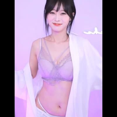 유은 어설픈 댄스 란제리 몸매 가슴골