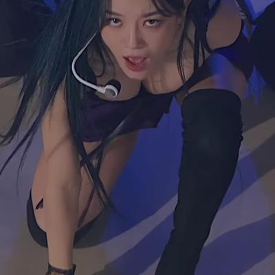 많이 파인 김세정