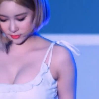 속옷만 입은거 같은 우주소녀 다영 무대의상